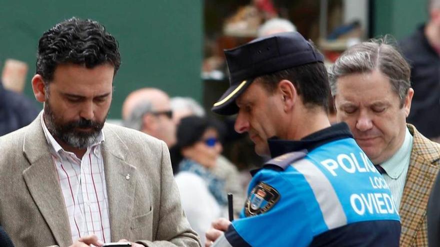 Ricardo Fernández, a la izquierda, y José Manuel López, en segundo término, ayer, en el escenario del fuego.