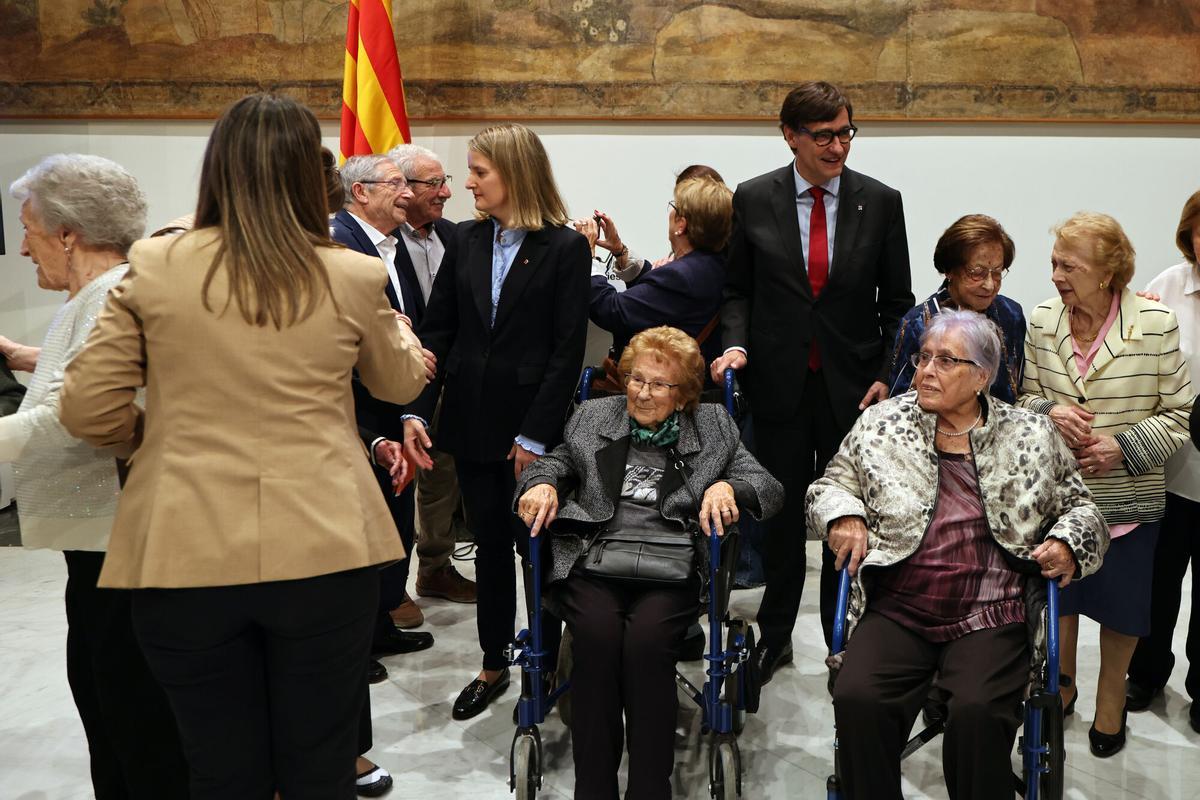 El president de la Generalitat, Salvador Illa, ha mantenido un encuentro en Palau con doce de las más de 3.000 personas centenarias en Cataluña, un récord en la esperanza de vida que, ha afirmado, representa un éxito de las políticas públicas.