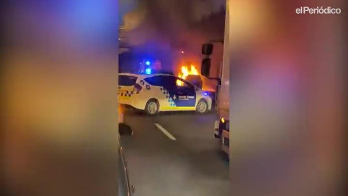 Incendio de un taxi cerca de la plaza de las Glòries, en Barcelona