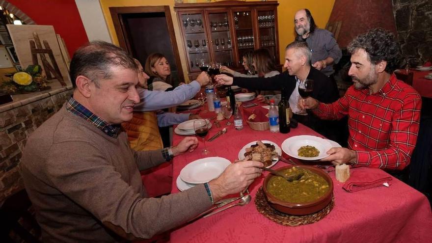 Comensales degustando el pote en un establecimiento de Turón.