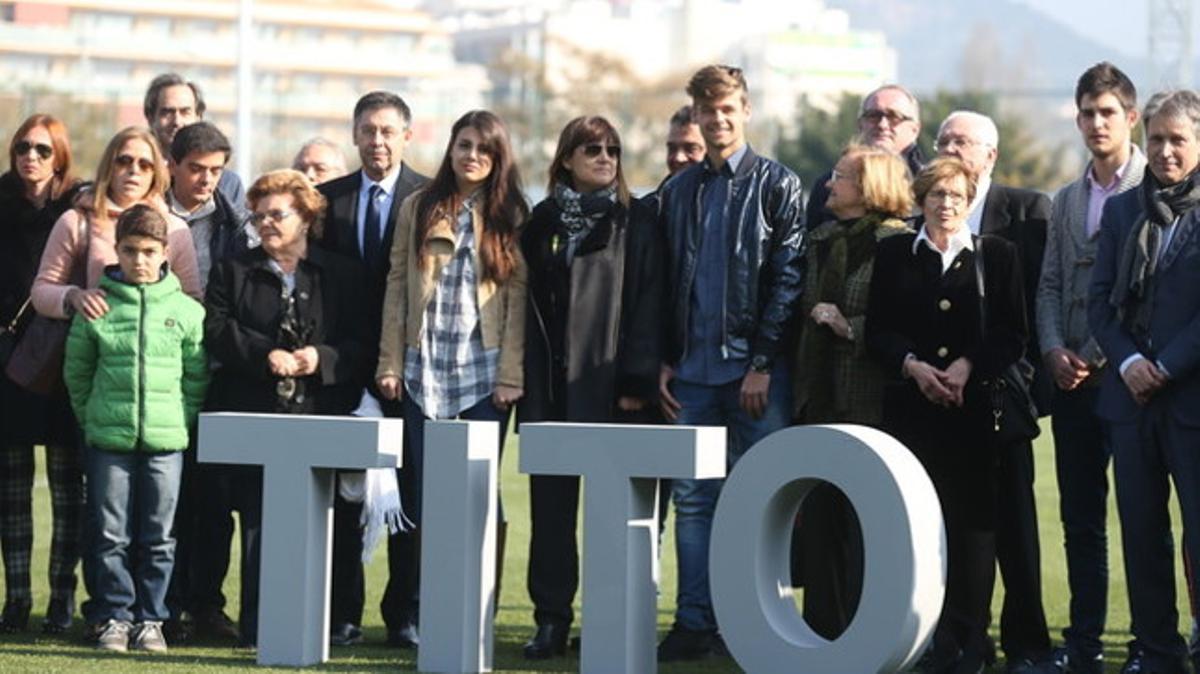 La dona de Tito Vilanova, Montse, i els seus fills, Carlota i Adrià, amb el president del Barça, Josep Maria Bartomeu, en l’acte d’homenatge que s’ha celebrat a la ciutat esportiva. La dona de Tito Vilanova, Montse, i els seus fills, Carlota i Adrià, amb el president del Barça, Josep Maria Bartomeu, en l’acte d’homenatge que s’ha celebrat a la ciutat esportiva.