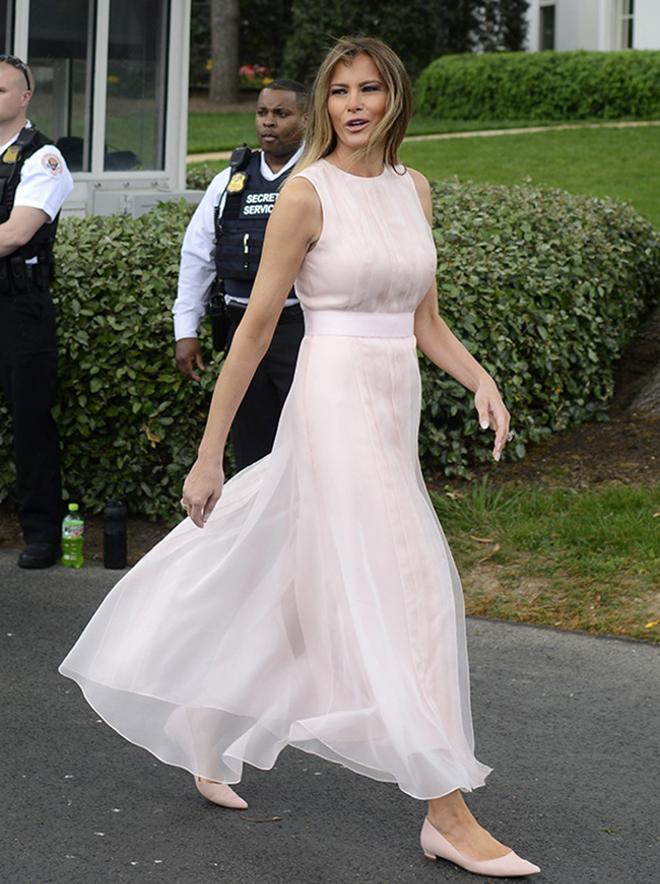 Melania Trump con vestido rosa de Hervé Pierre