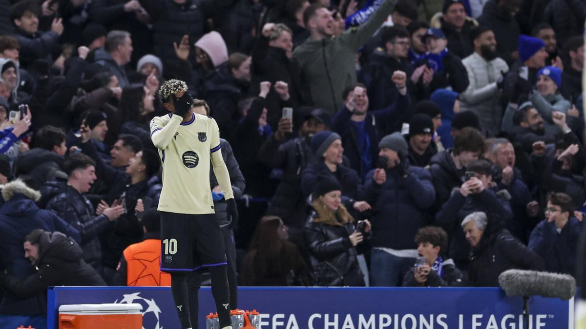 Él se lo guisa y él se lo come: Estevao no perdonó frente al Barça