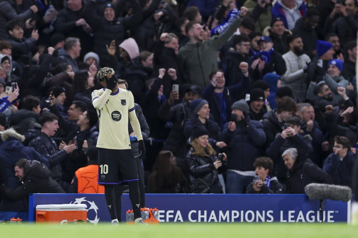 Lamine tuvo una noche muy gris, como el resto del equipo, en Stamford Bridge