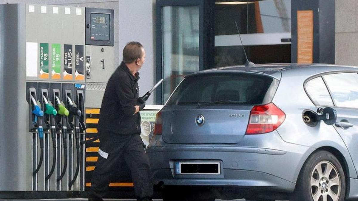 Un vehículo repostando gasolina