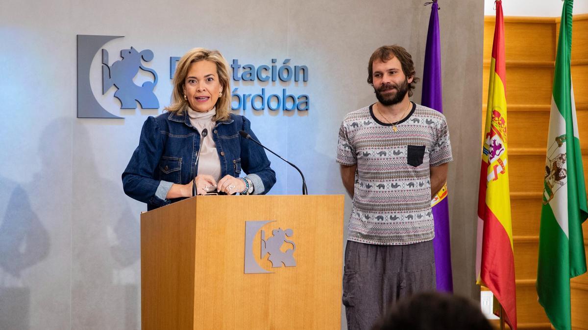 La delegada de Igualdad de la Diputación, Auxiliadora Moreno, y el director de Arte Viva, Dany Ruz, en la presentación del programa.