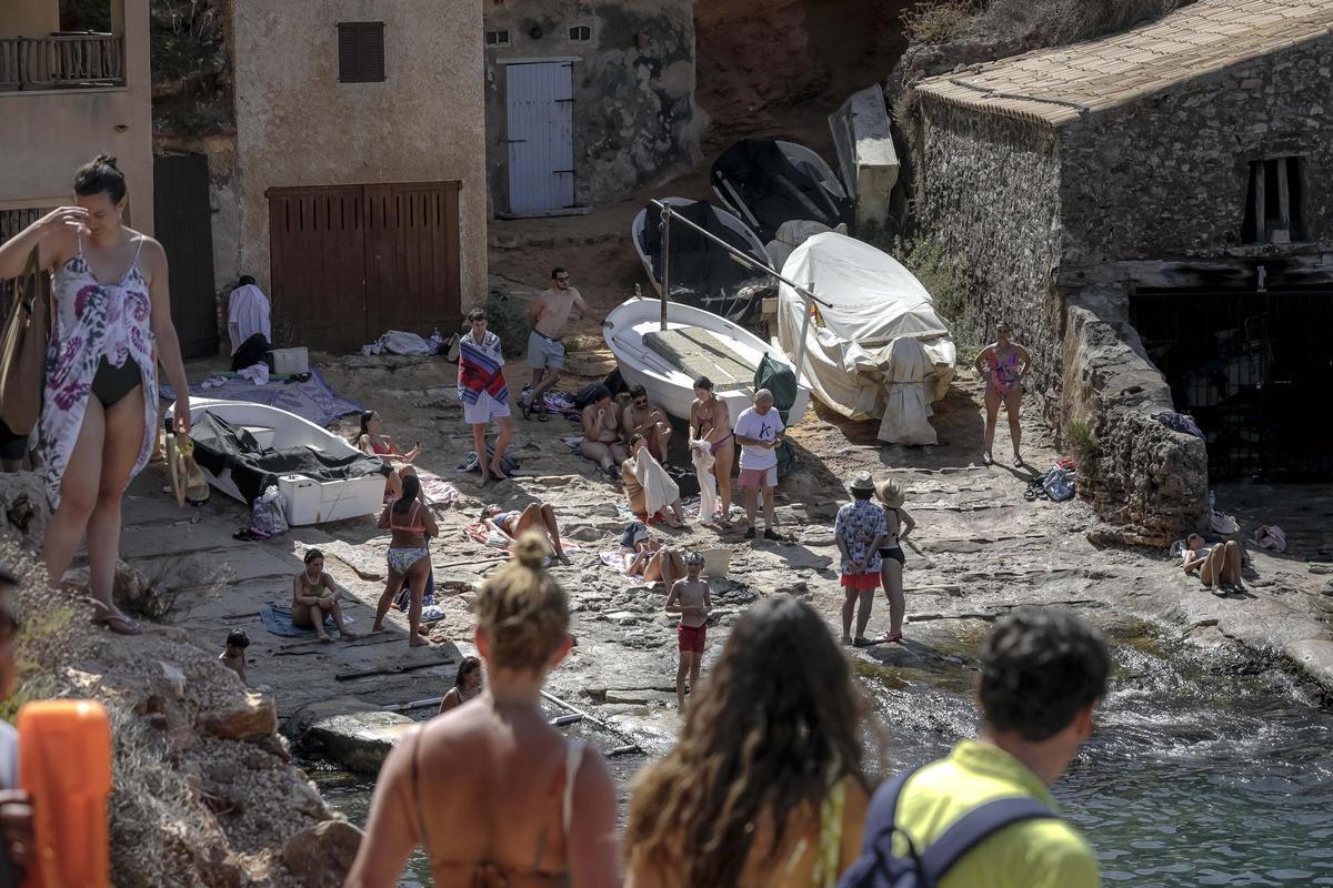 Fotos | El Caló des Moro, saturado de turistas