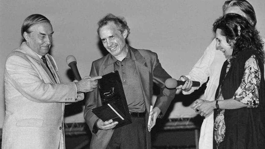 El cineasta Jacques Rivette recoge un premio en el año 1991.