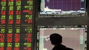 Un inversor controla los movimientos de la bolsa china.