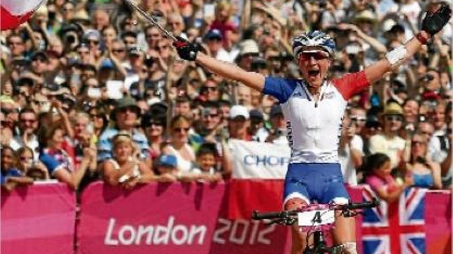 Julie Bresset aixeca la bandera francesa en el seu triomf a la cursa dels Jocs Olímpics de Londres