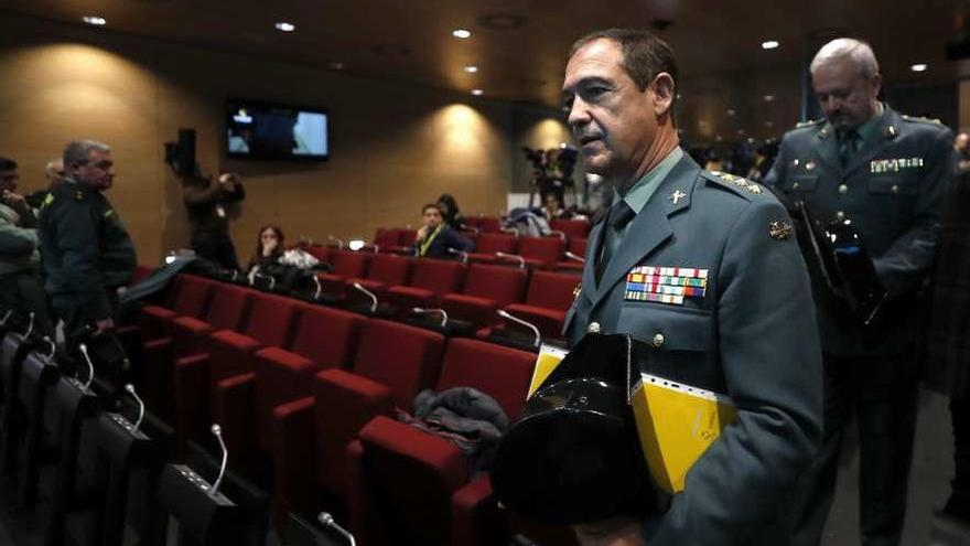 El coronel Ezequiel Romero y, detrás, el teniente coronel Jesús García, jefe de la investigación. // Efe