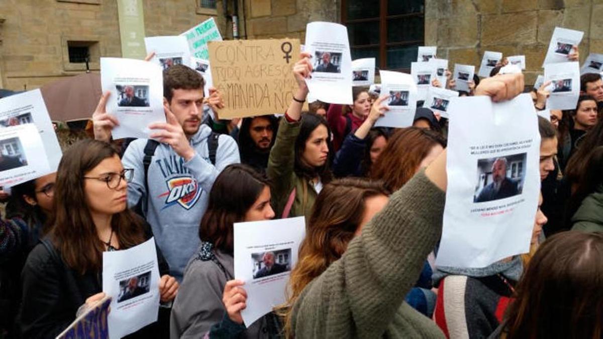 Protesta estudiantil en Santiago contra el profesor cuando defendía a 'La Manada'