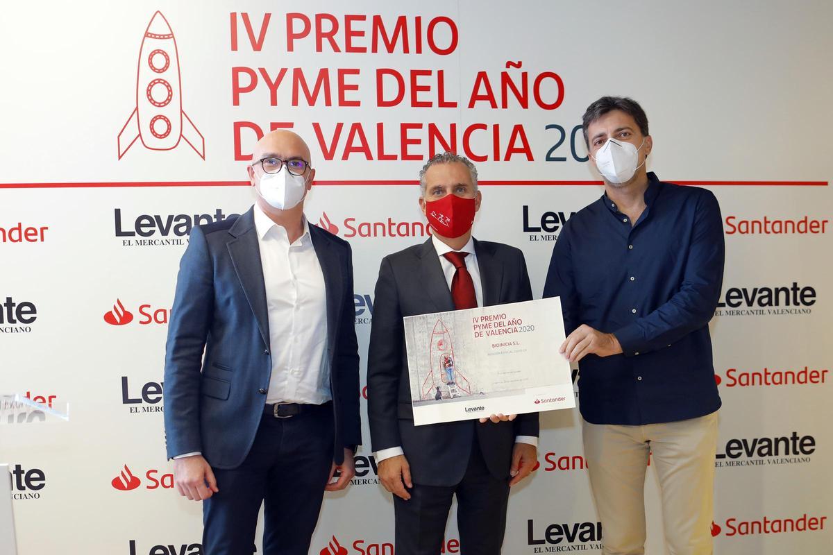 Dos representantes de Bioinicia SL recogen su premio.
