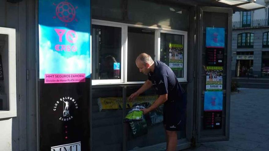 Arcel Andrés coloca los objetos a la venta en el punto de encuentro con los socios sito en La Marina.