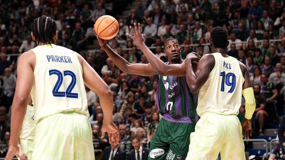 Yankuba Sima en el último encuentro entre el Unicaja y el Barça en el Carpena.