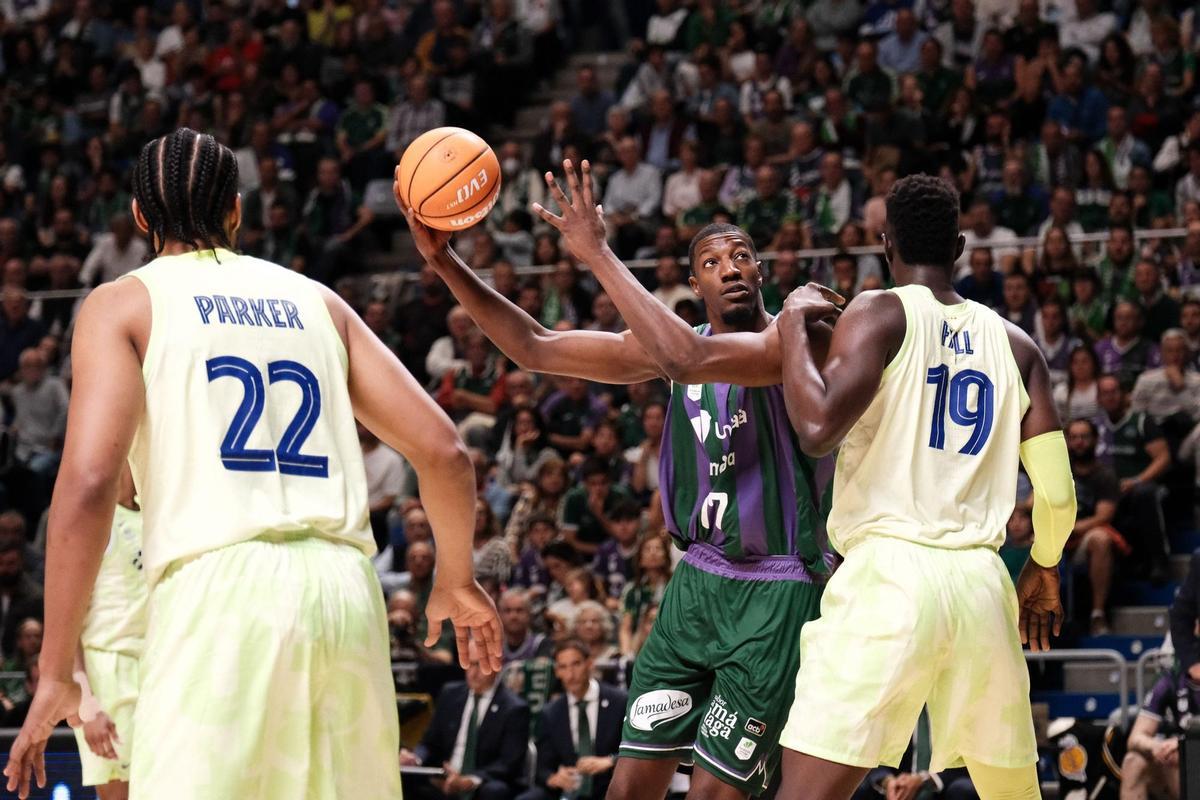 Yankuba Sima en el último encuentro entre el Unicaja y el Barça en el Carpena.