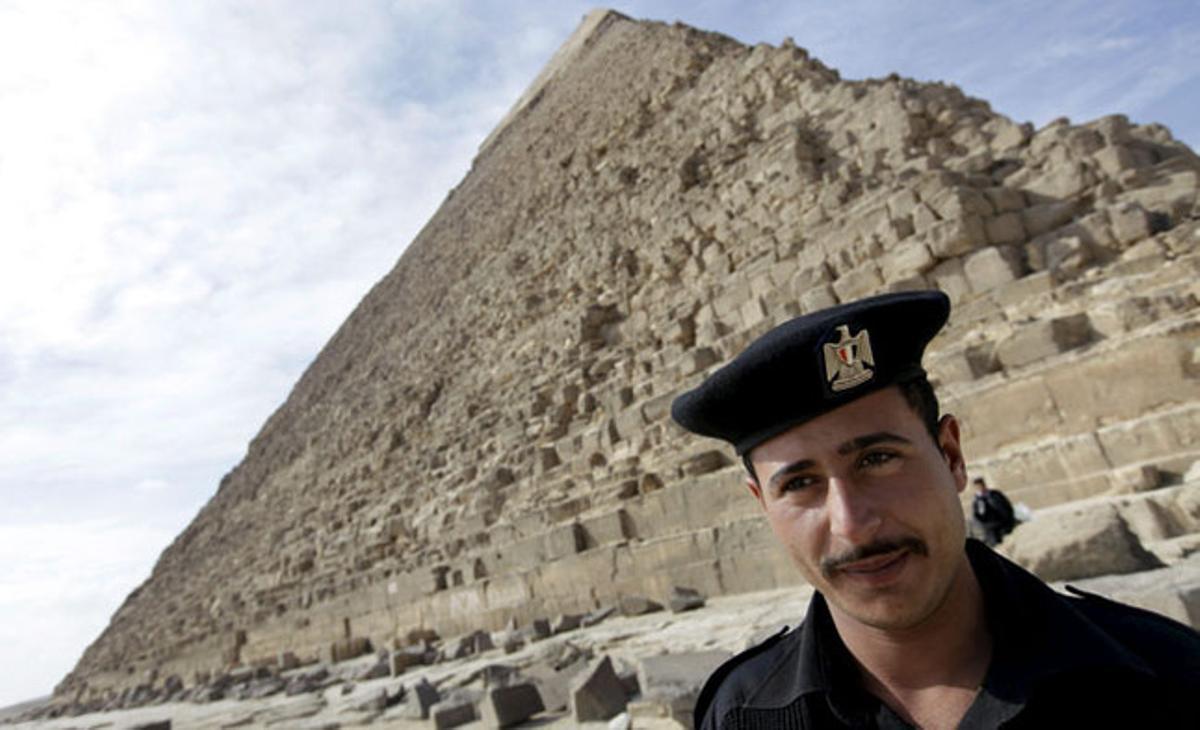 Un policia fa guàrdia a les Piràmides de Gizeh als afores del Caire. Les autoritats egípcies han reobert aquesta zona mentre continuen les manifestacions en contra del president, Hosni Mubàrak. Tot i així, encara són pocs els turistes que viatgen a Egipte. Es calcula que prop d’un milió de turistes van abandonar el país durant els nou primers dies de les protestes, cosa que ha provocat una important crisi per a l’economia del país, que depèn, en gran part, d’aquest sector.