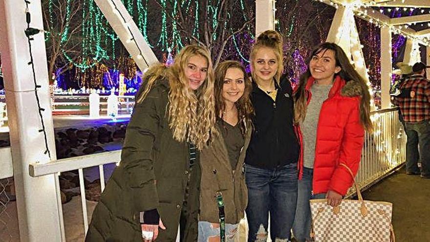 La zamorana (derecha) con un grupo de amigas en una exposición de luces de navidad en un parque natural.