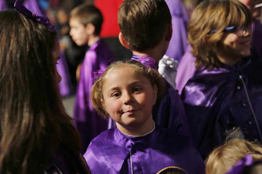 Miles de personas contemplaron el paso de las imágenes de las seis cofradías que participan en Lunes Santo