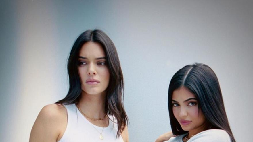 Kendall y Kylie Jenner han diseñado una colección (asequible, fugaz y muy  Kardashian) para Amazon ¡y está volando de la web! - Woman