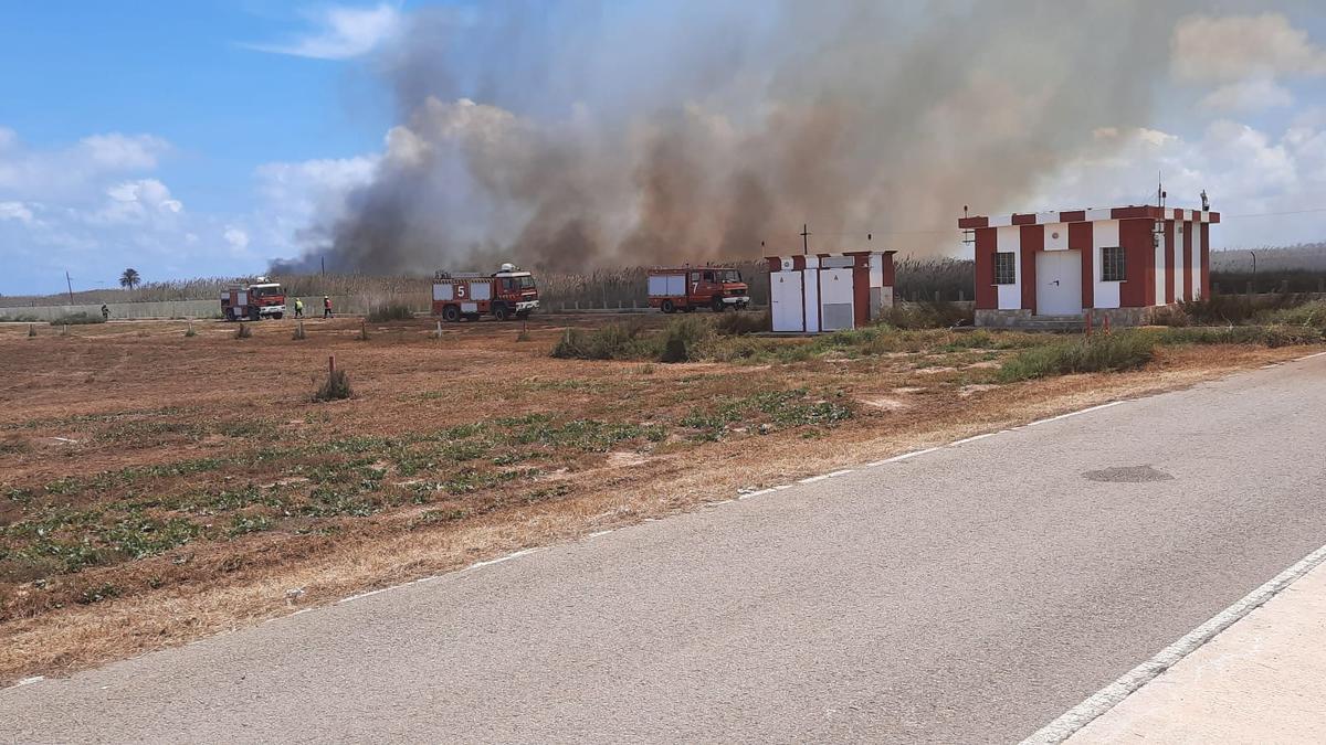 Bomberos trabajan en el lugar del incendio, cerca del aeródromo.