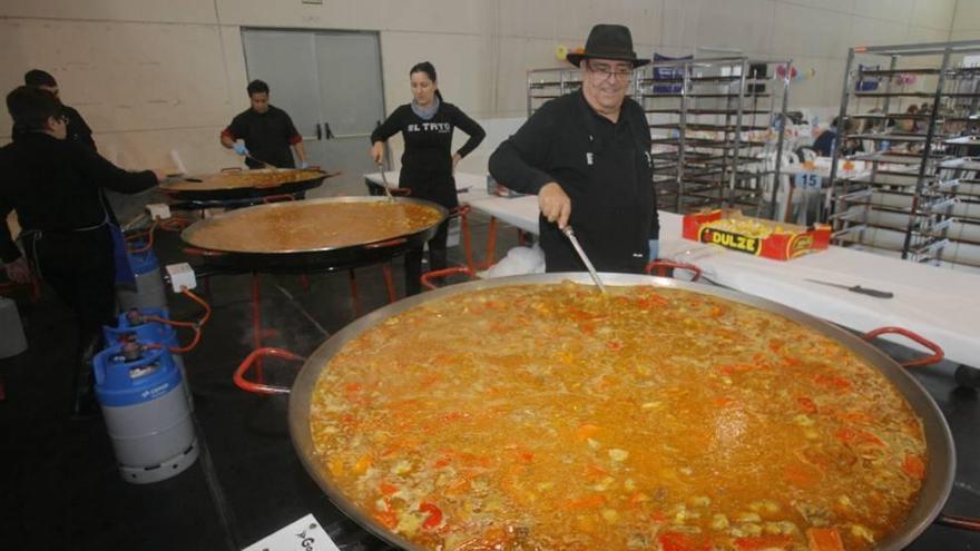 Enorme y apetitosa paella, casi lista para los comensales.