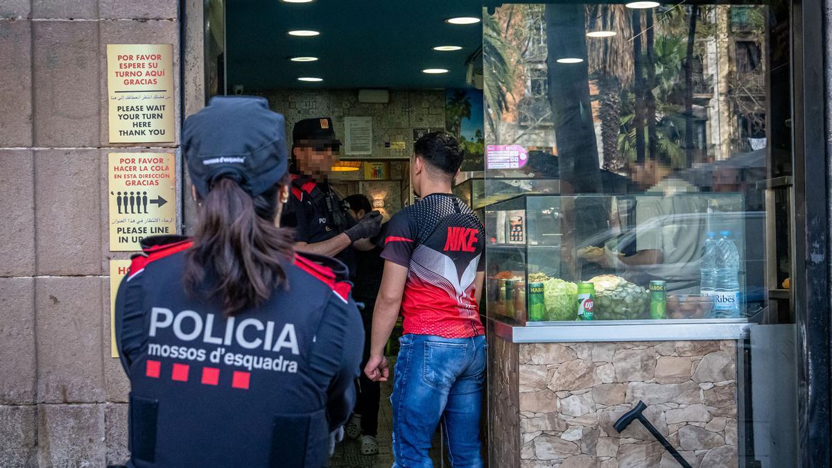 Mil agentes se despliegan en Barcelona, Badalona y LHospitalet en un macrodispositivo contra la multirreincidencia