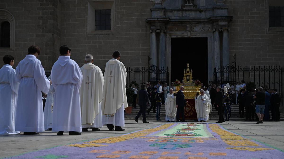 Fotografía de la procesión del Corpus Christi de 2025 con la alfombra de sal elaborada por la hermandad del Santo Entierro de Badajoz.