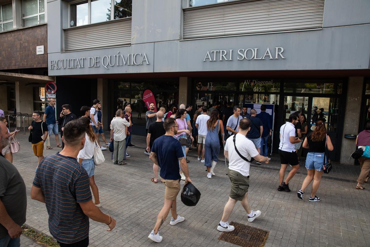 Opositores entra en la facultad de Química de la UB para repetir los exámenes de acceso a la Generalitat.