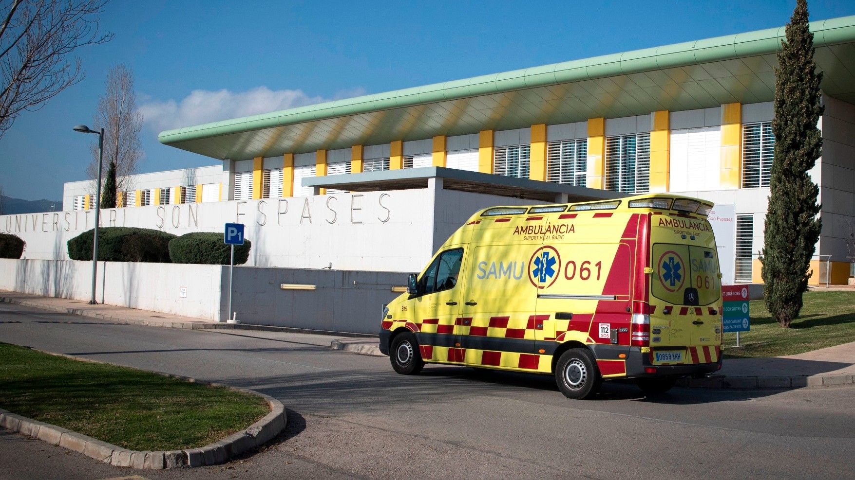 Una ambulancia en el Hospital Son Espases de Palma de Mallorca, en febrero del año pasado.