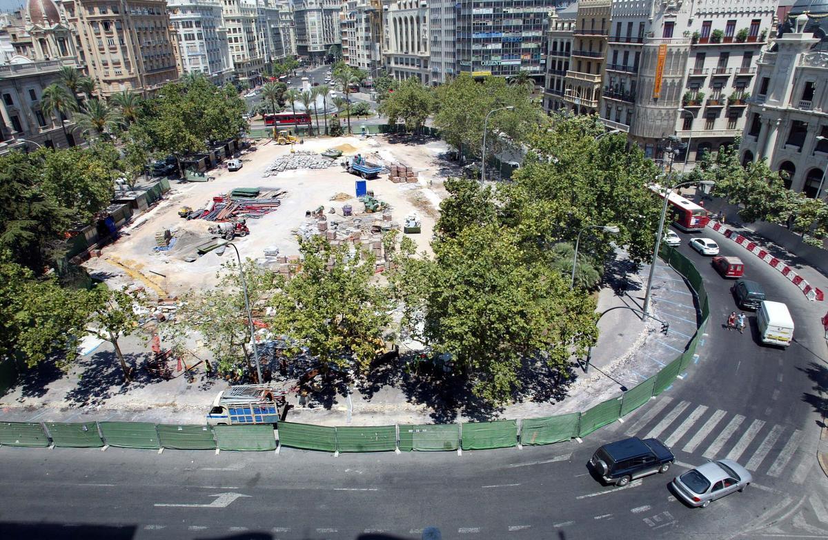 El nuevo siglo trajo la eliminación del aparcamiento y la peatonalización de la plaza interior