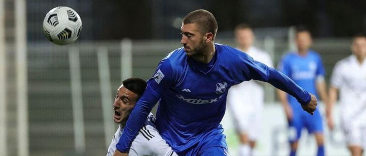 Nemanja Micevic, de azul, durante un partido con el Mladost Lucani.