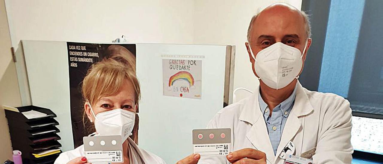 La TCAE Feli Faro y el doctor Morano, con las tarjetas diagnósticas.