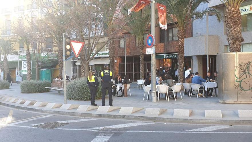 La Policía controlando el aforo en Luceros