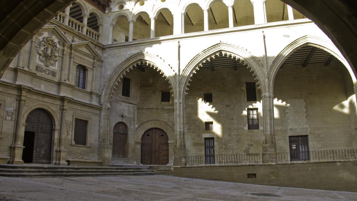 La fachada del Ayuntamiento de Alcañiz, de estilo renacentista, vista desde la lonja gótica.