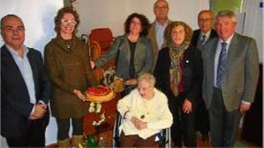 Anna Cabané el dia del seu centenari, a Les Vetes.