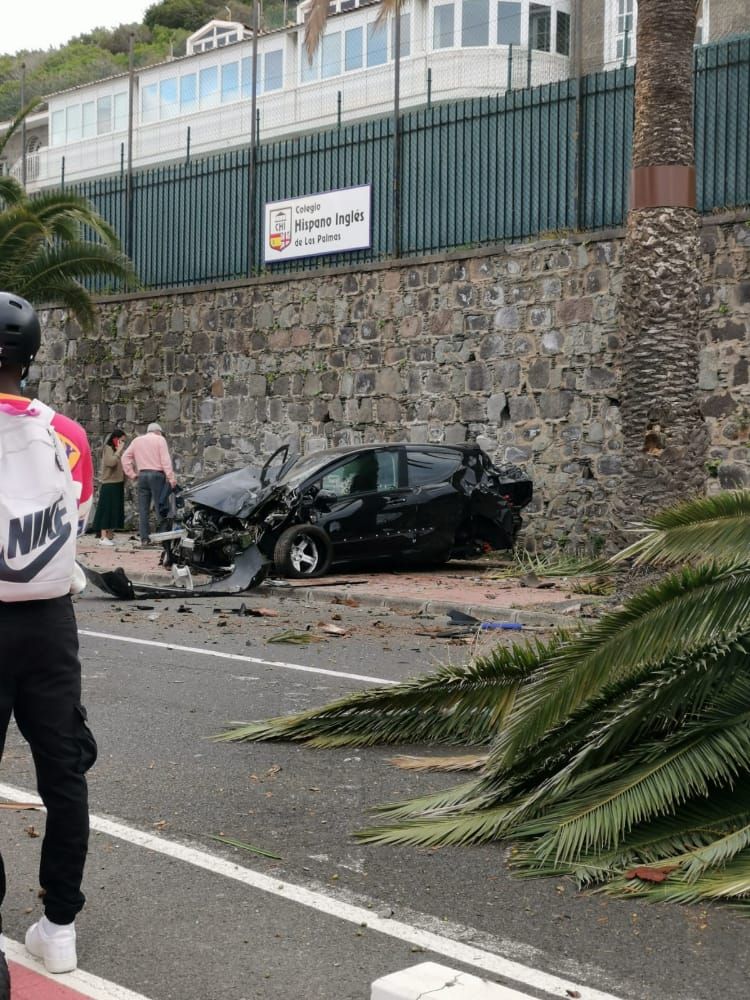 Un coche impacta contra una palmera en la capital grancanaria