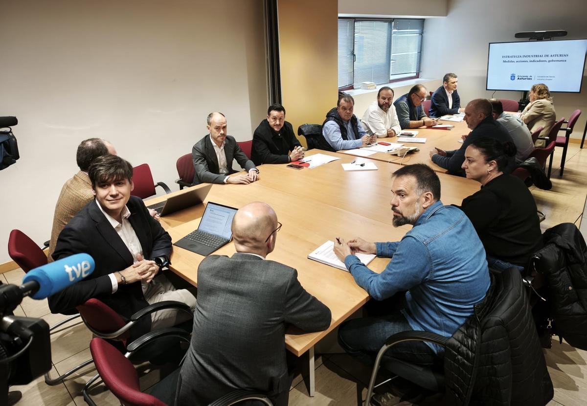 El consejero de Industria, Borja Sánchez, a la izquierda del todo, junto a los miembros del Foro de la Industria, reunidos este viernes.