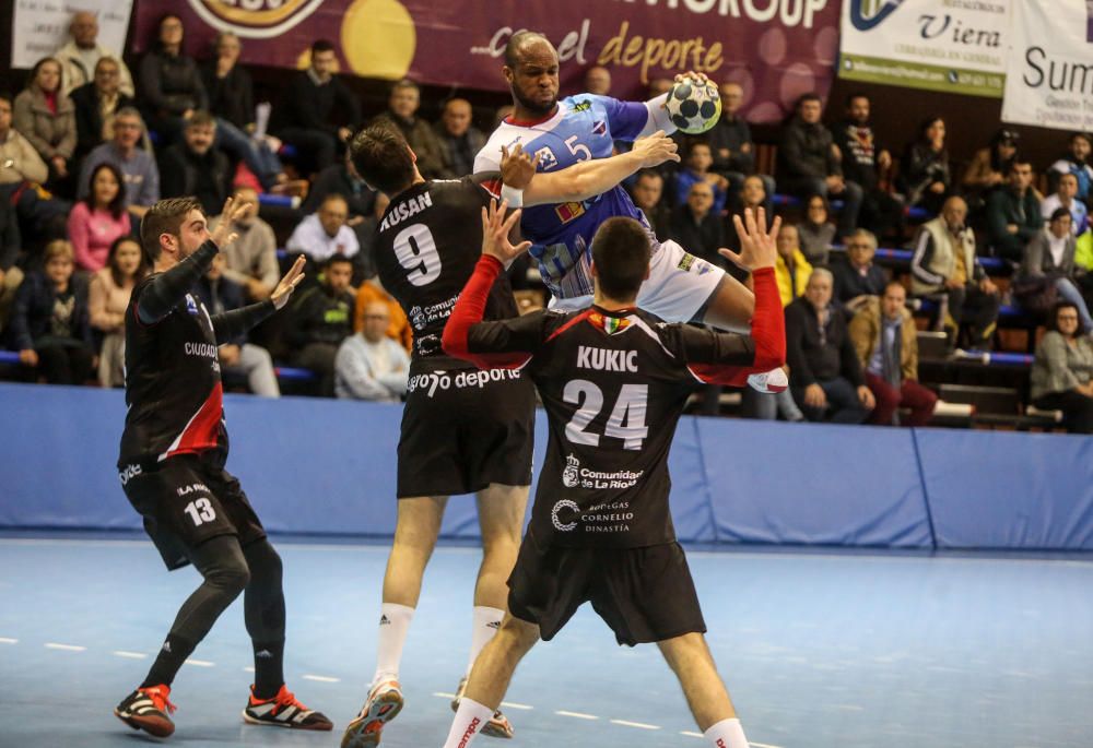 El Balonmano Benidorm da un salto hacia la permanencia ante el Logroño