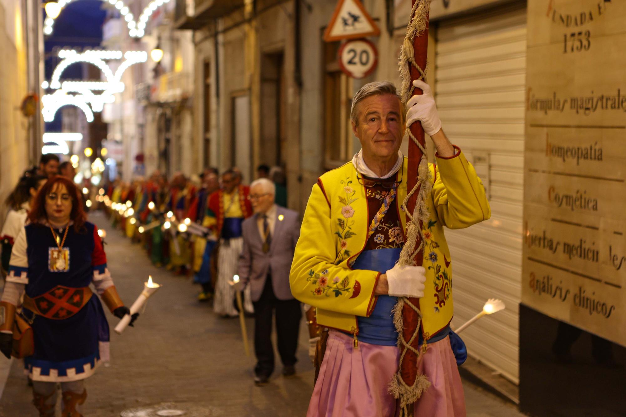 La solemne procesión marca el ecuador de la Trilogía en Alcoy