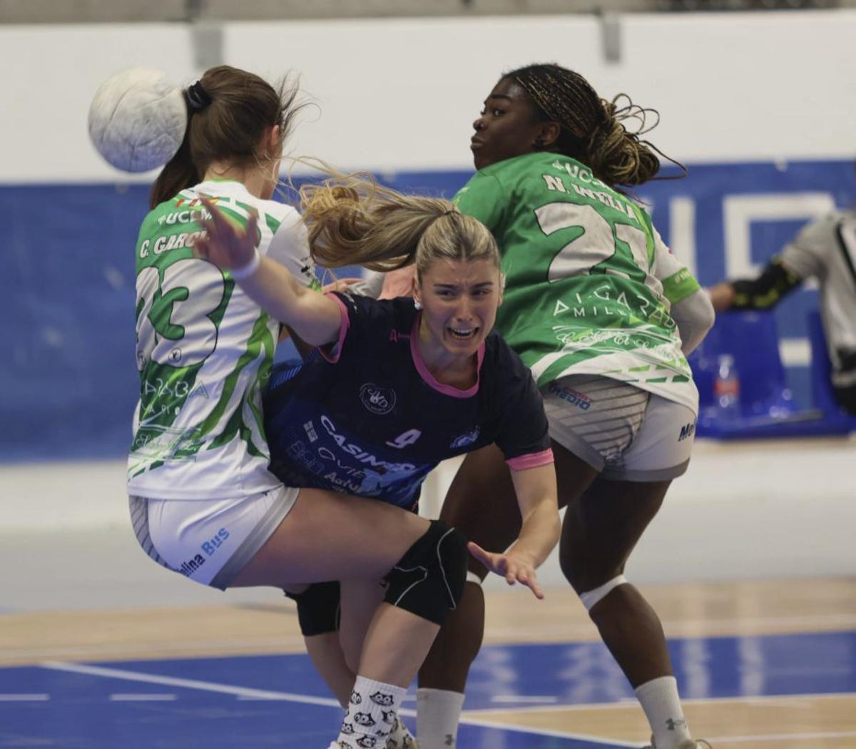 Marta da Silva, de las Lobas, entra entre dos defensoras del Bolaños.