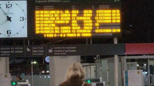 El AVE Alicante-Madrid sufre retrasos tras limitar Adif la velocidad por defectos en la vía