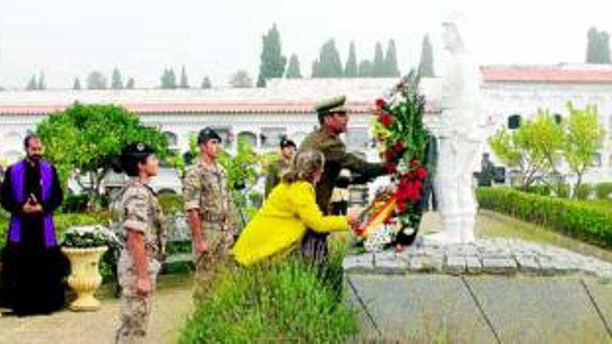 Flores y honores para los militares fallecidos