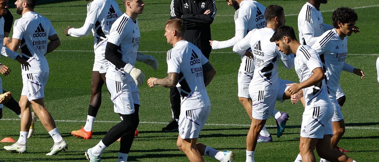 Benzema y Vinicius se ejercitan en el interior de las instalaciones de Valdebebas