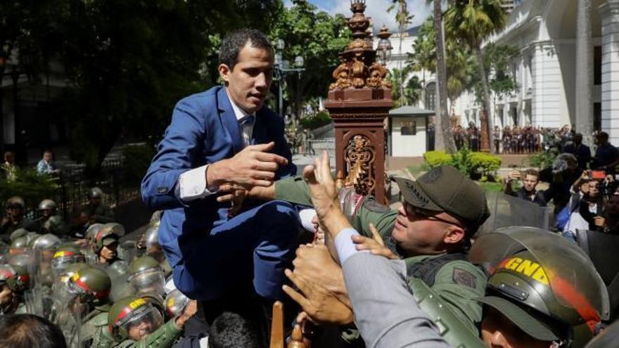 La Policía venezolana impide a Guaidó entrar al Parlamento