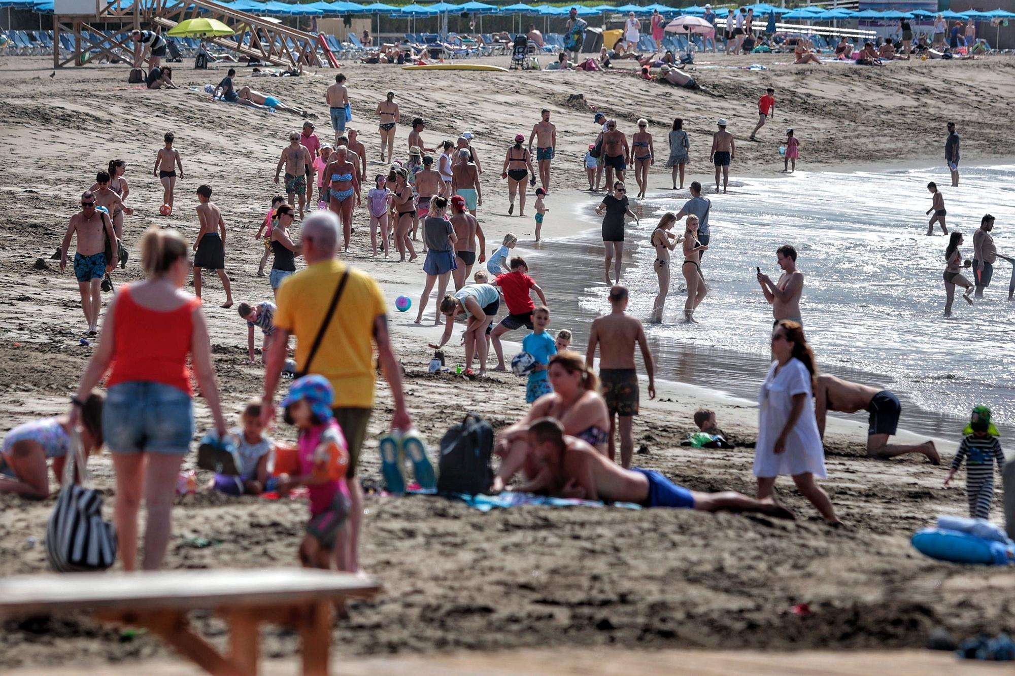 Playas llenas en el Sur de Tenerife durante la Semana Santa