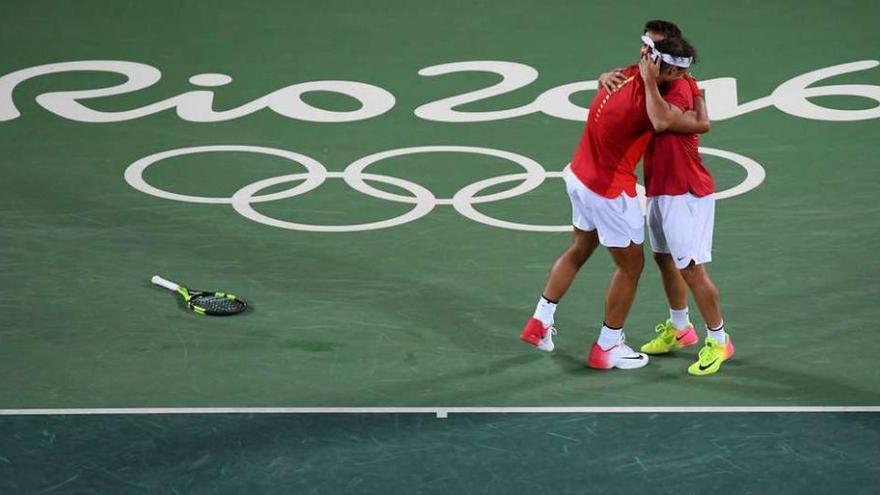 Rada Nadal y Marc López se abrazan tras proclamarse campeones olímpicos del dobles masculino.