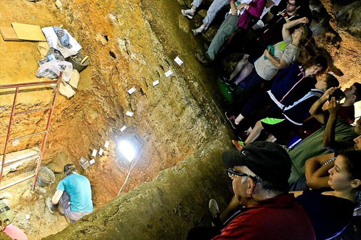 Un día de excavaciones en la cueva de Santa Ana
