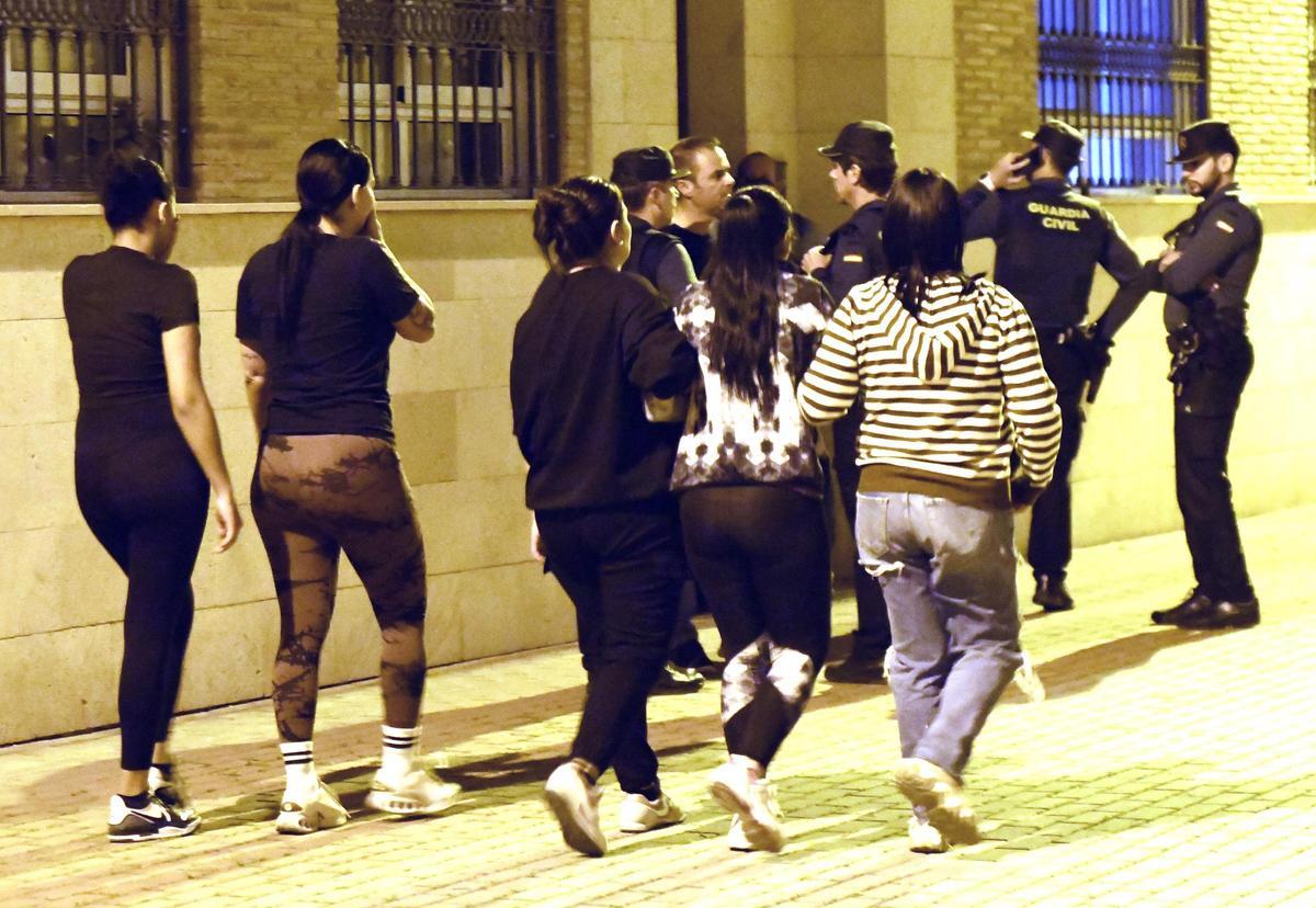Agentes y vecinos de Llano de Brujas en el lugar del crimen, este martes