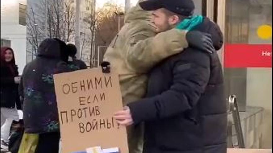 Un tiktoker ruso se hace viral por pedir abrazos a personas que estén en contra de la guerra con Ucrania